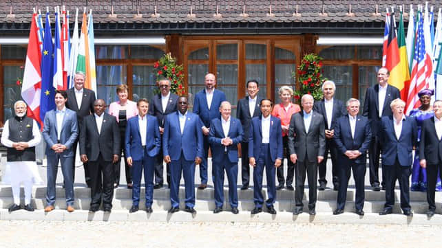 PM Modi was seen having tea with French President Macron and laughing with Joe Biden at G-7 summit PM Modi in G-7 Summit news in hindi