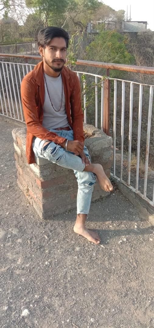 Aligarh: A young man climbed a tree to pluck mangoes, died of current