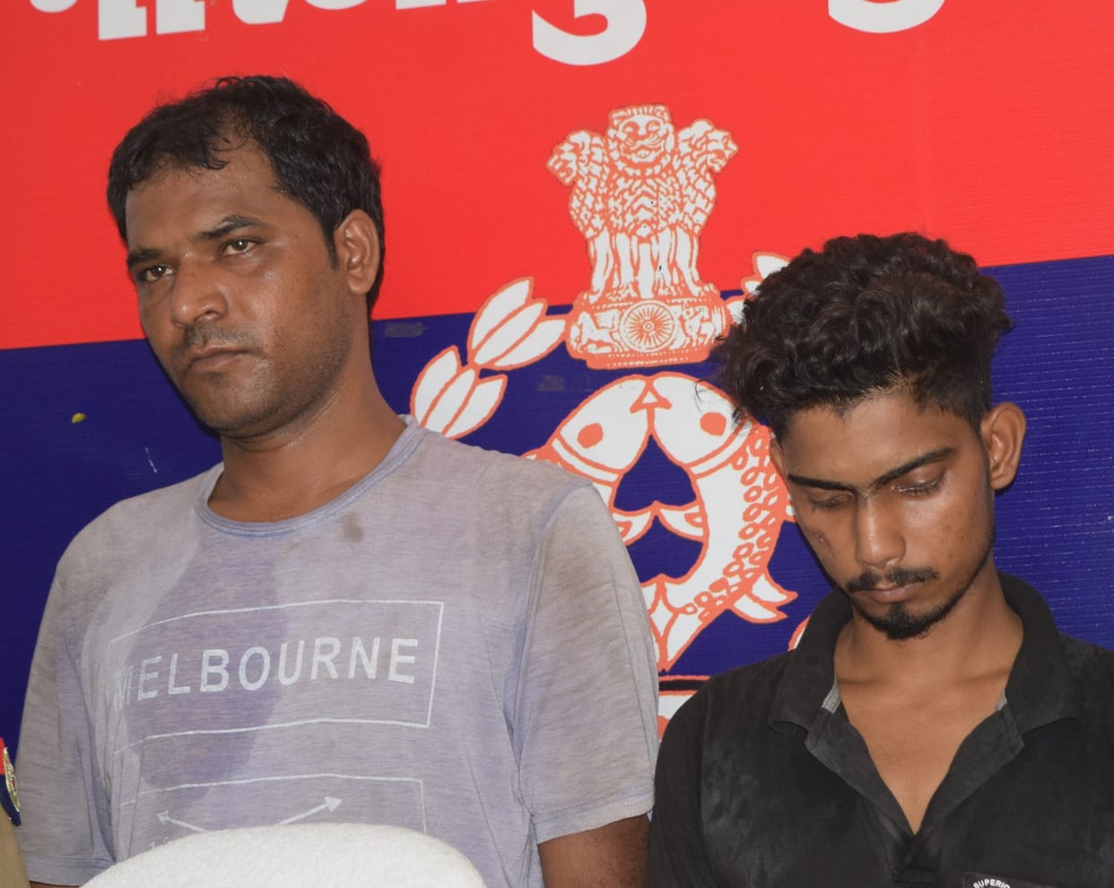 Two smugglers arrested with liquor worth 16 lakhs