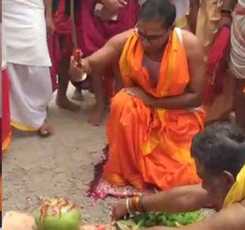 Ujjain News: The completion of the ongoing Maharudrabhishek ritual in the Mahakal temple, the collector sacrificed himself by cutting a pumpkin with a sword