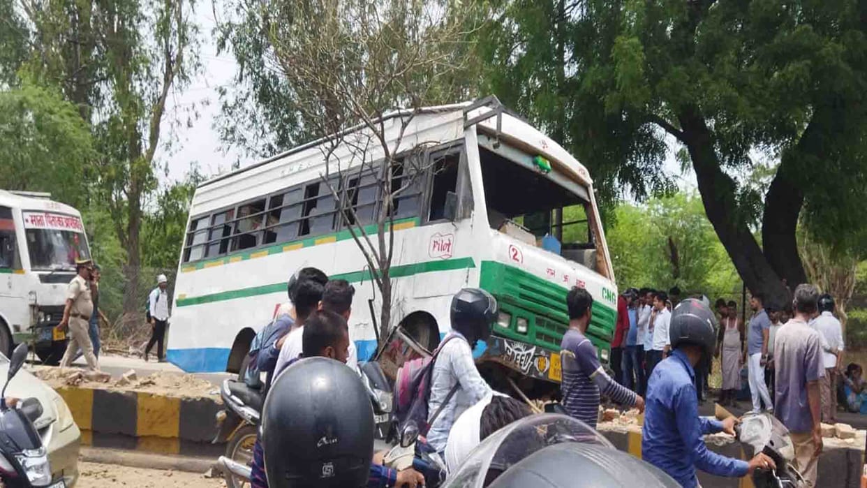 six people injured in road accident in kanpur