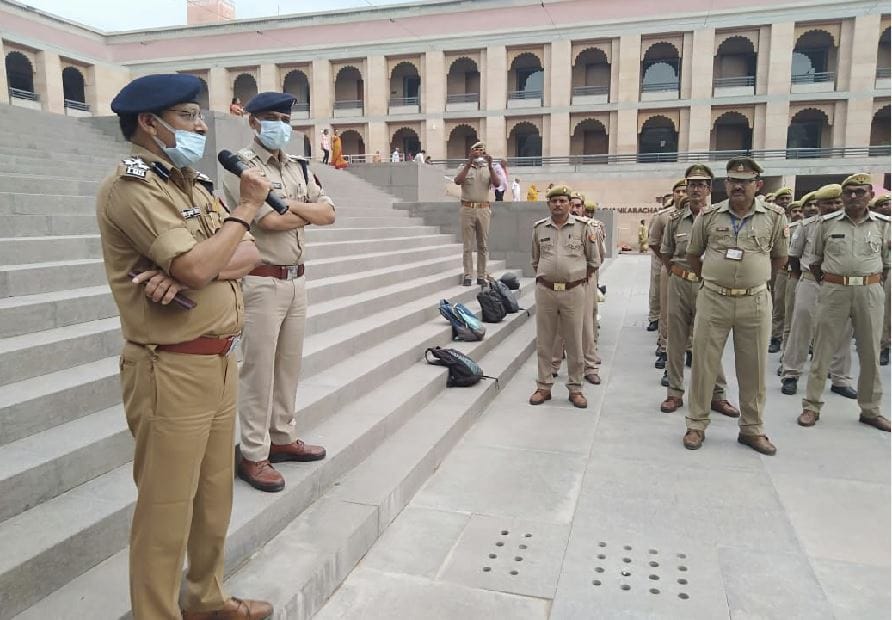 Sawan 2022 varanasi Additional CP santosh kumar singh in Kashi Vishwanath Dham said to policemen that treat devotees well