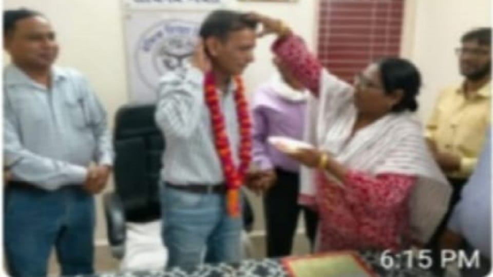 Aligarh The teacher came under the target of fellow teachers for applying tilak to block education officer