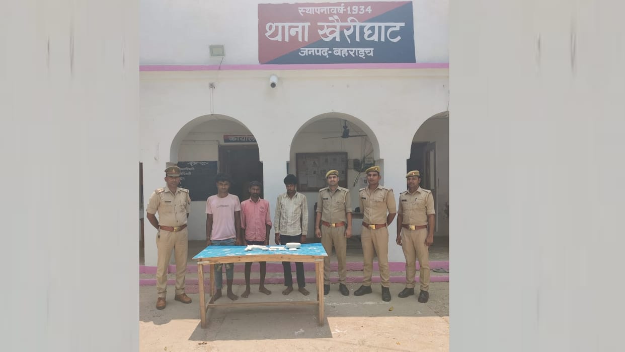 police arrested three smubblers of charas in bahraich.