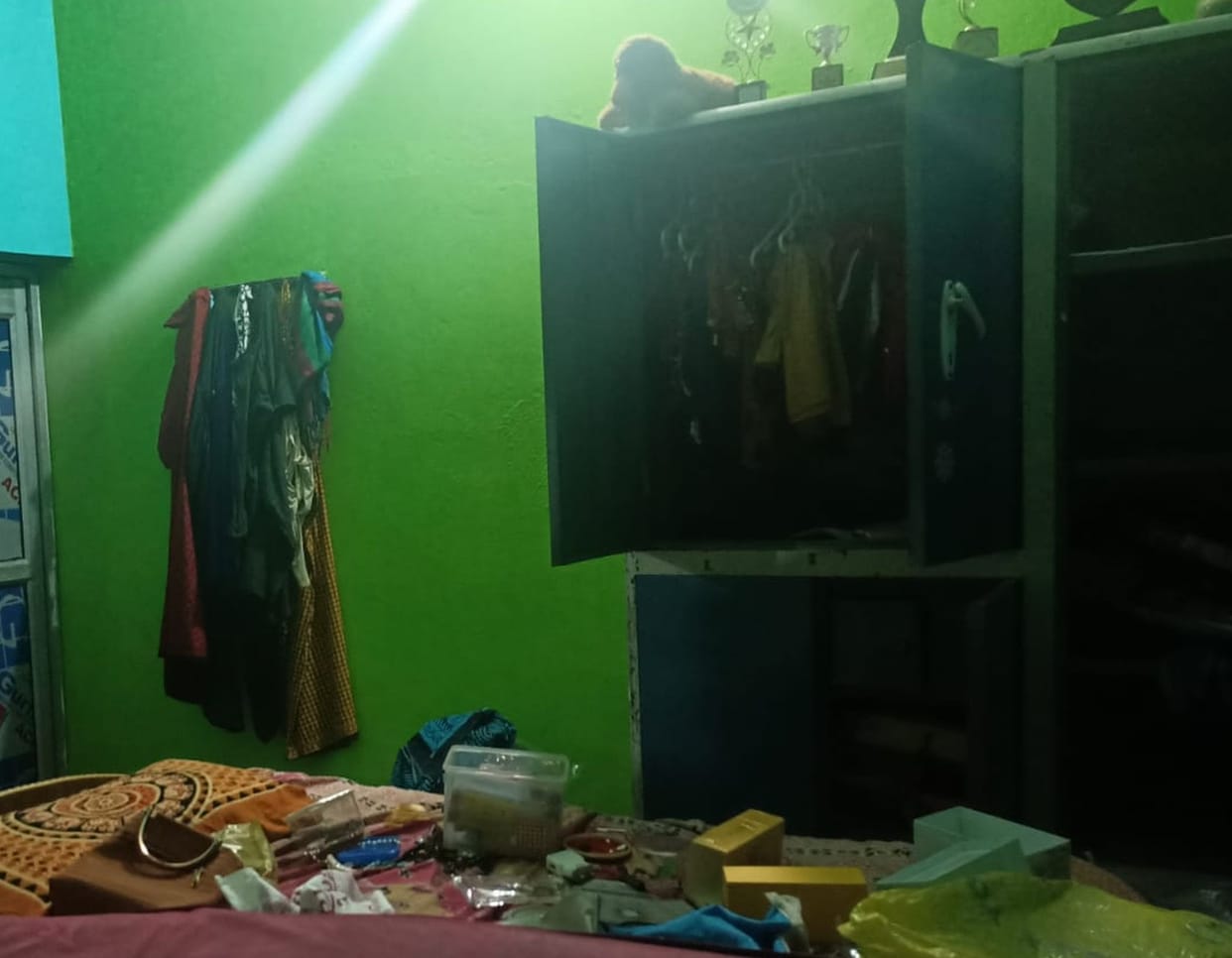 jwellery theft from house