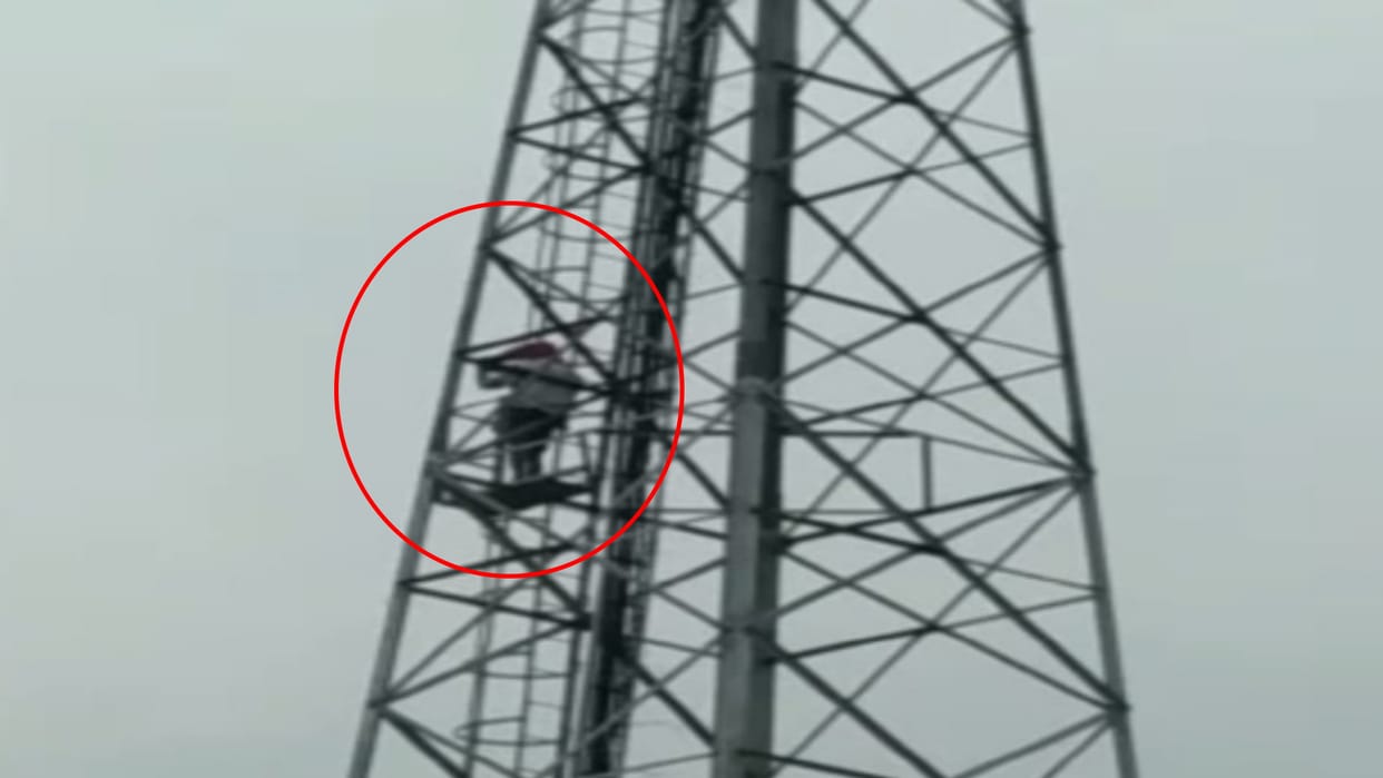 man climbed mobile tower after administration not settle land dispute in kushinagar
