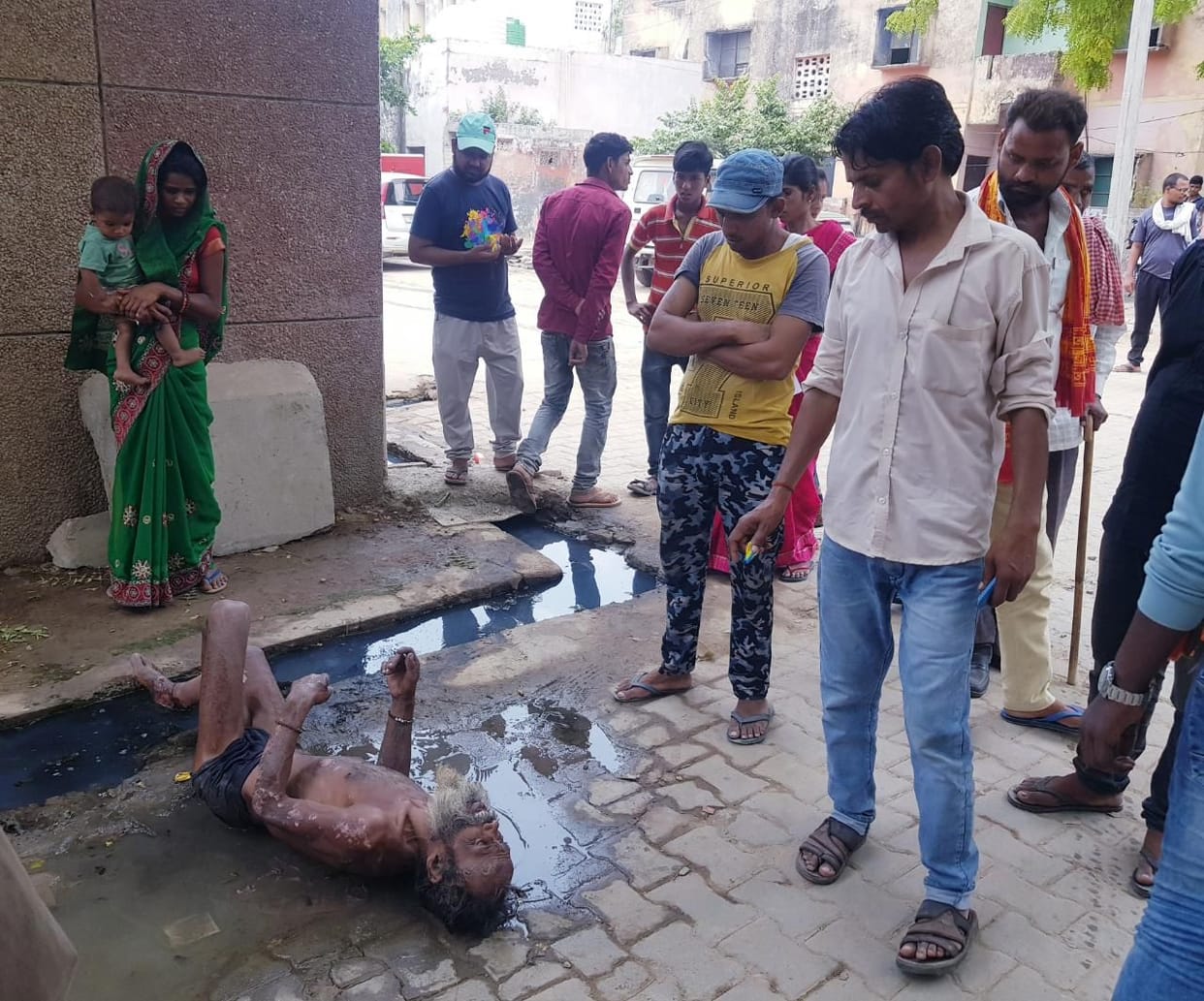 The scorched monk did not get treatment, was found moaning in the drain