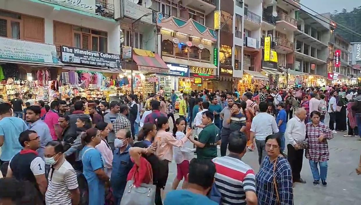 Crowd of tourists gathered in Manali