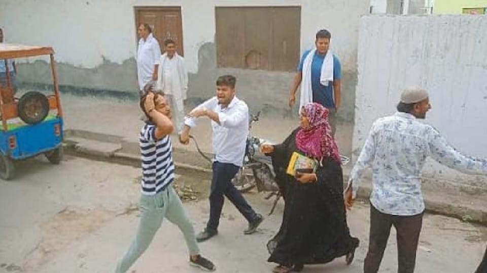 Fighting in front of team that arrived to investigate kotedar in Ujhari of Amroha