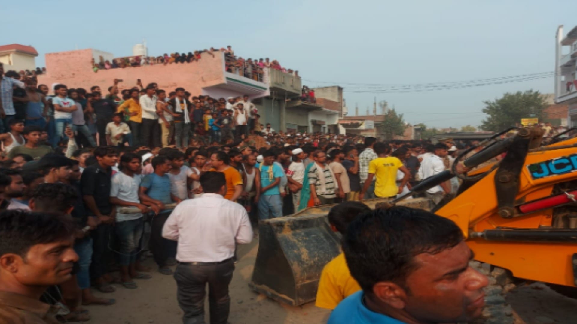 Firecrackers gunpowder explodes in Lisari Gate of Meerut, one woman killed and 11 injured
