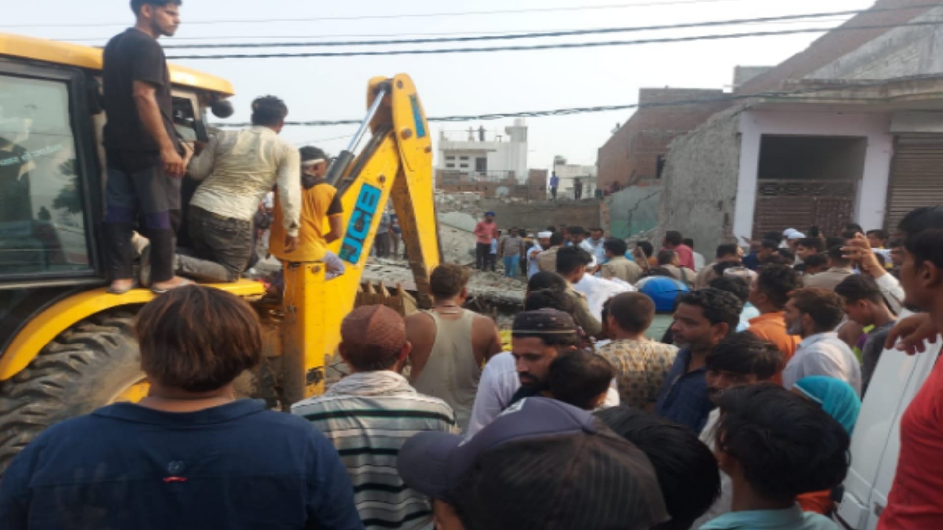 Firecrackers gunpowder explodes in Lisari Gate of Meerut, one woman killed and 11 injured