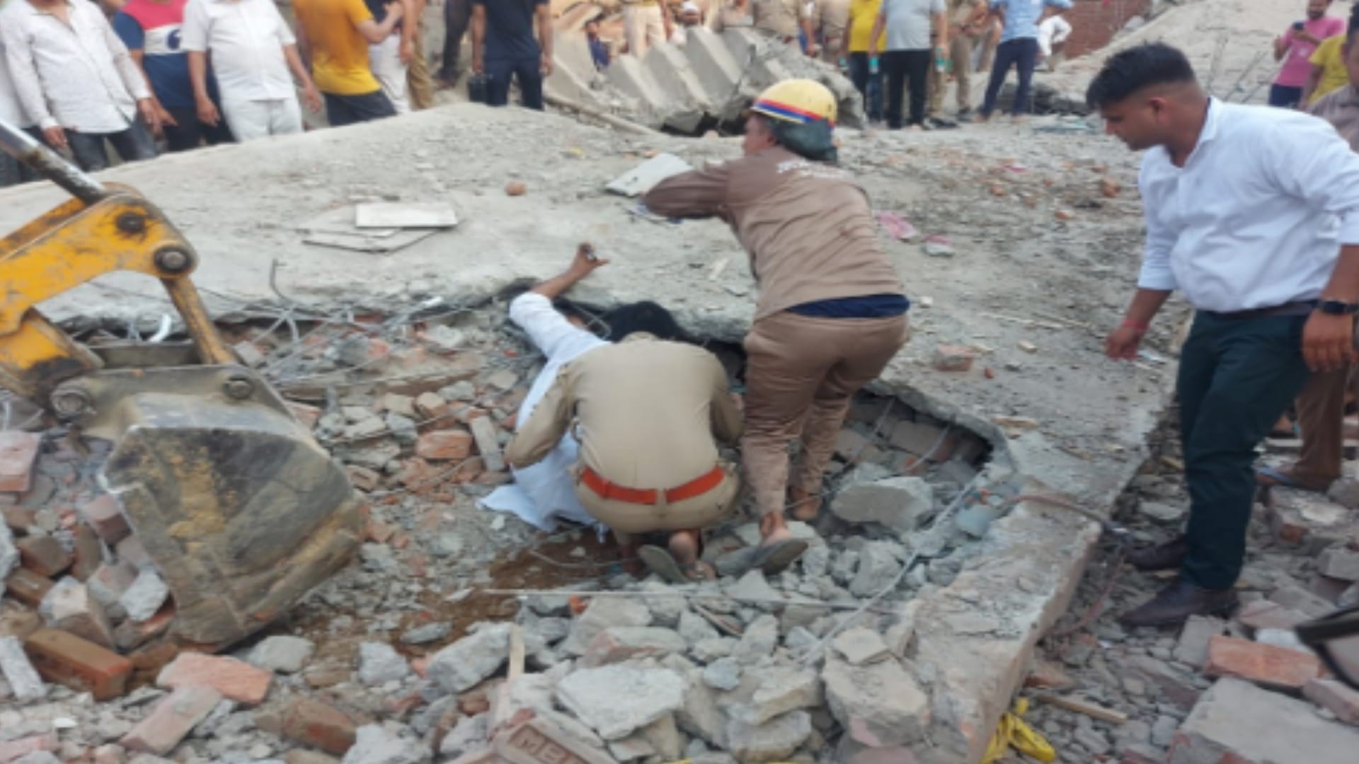 Firecrackers gunpowder explodes in Lisari Gate Meerut, police recoverd gunpowder and firecrackers from the house