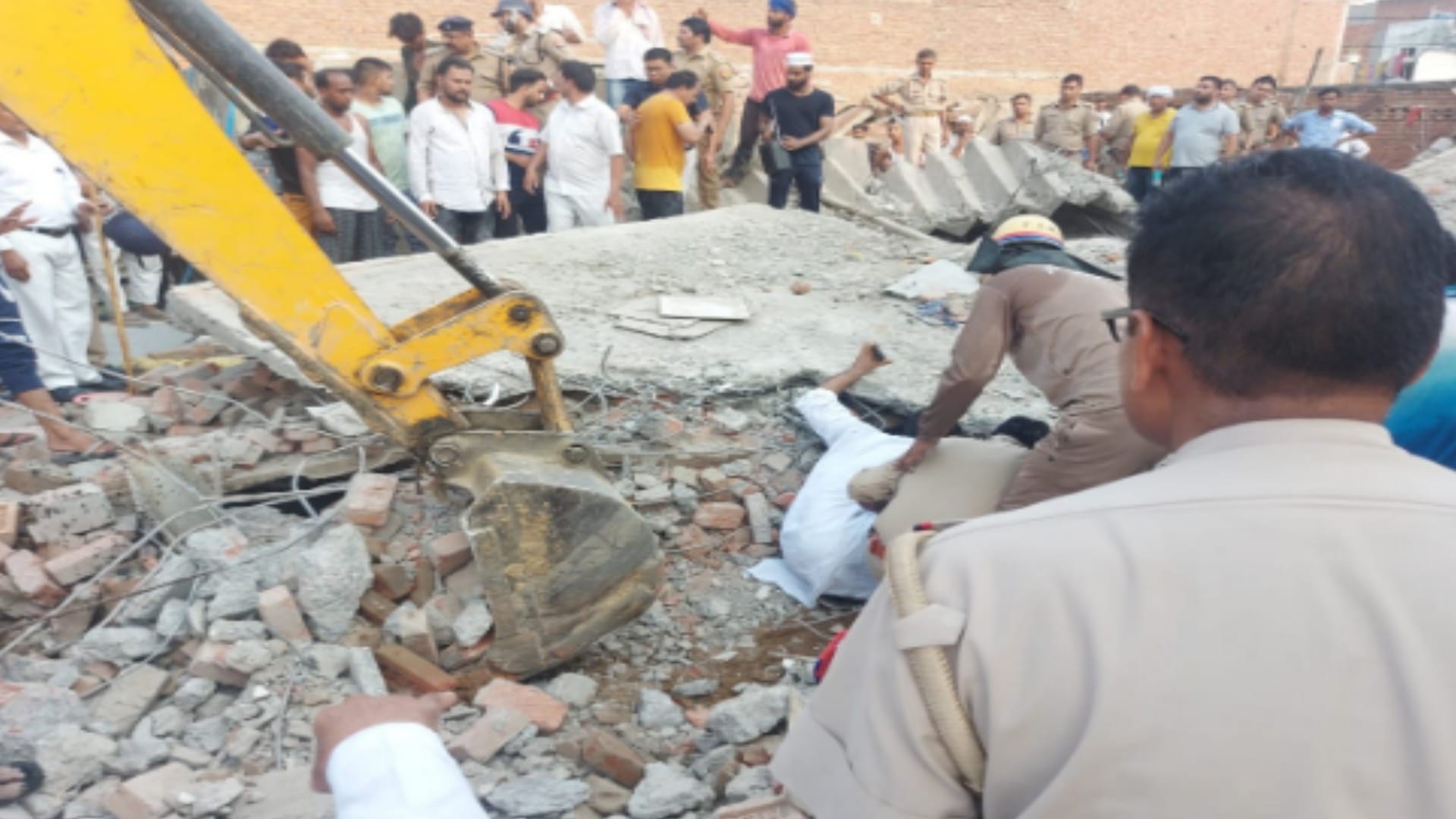 Firecrackers gunpowder explodes in Lisari Gate Meerut, police recoverd gunpowder and firecrackers from the house