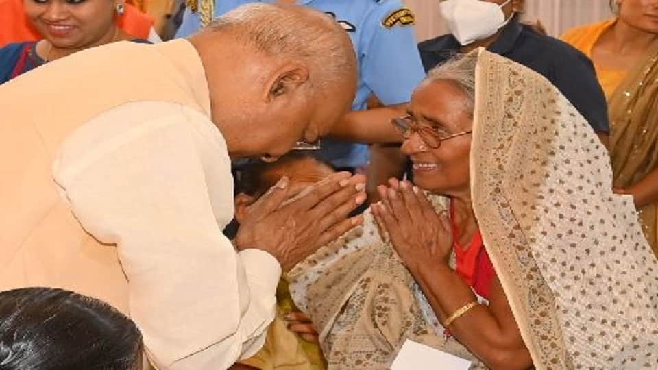 widow women Eyes became moist after meeting Ram Nath Kovind see emotional moments in pictures