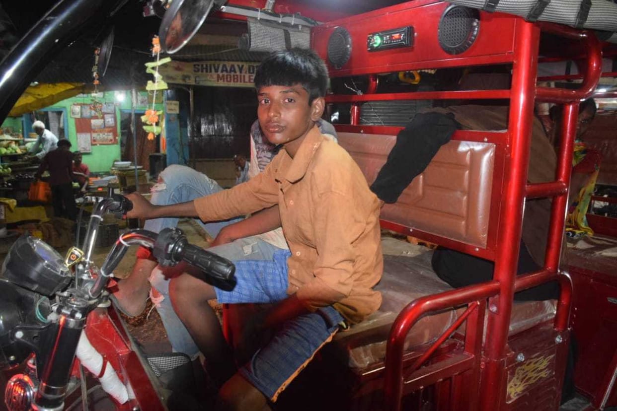 Be smart on the road, e-rickshaw, bike and car in the hands of minors
