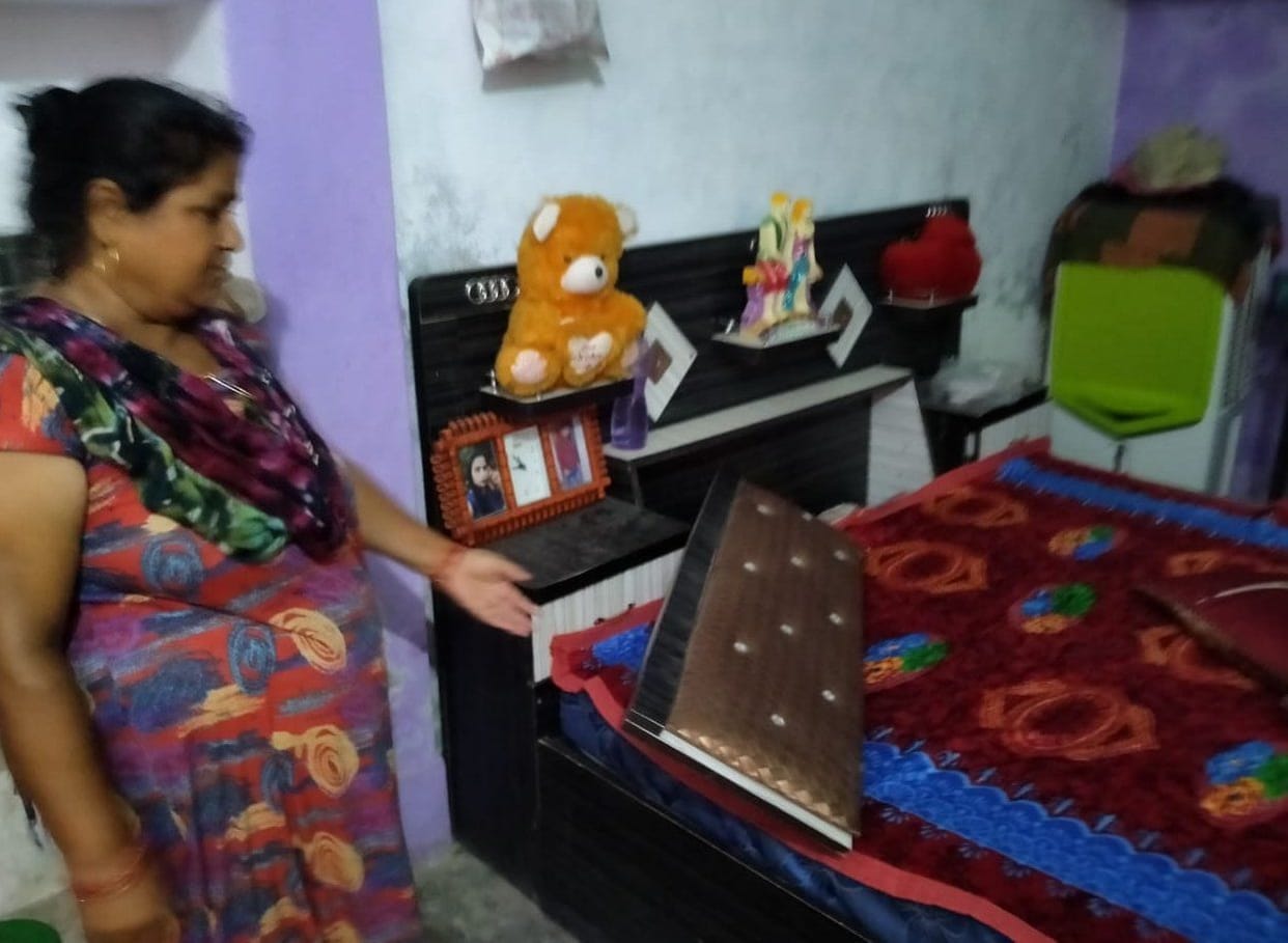 Thieves took away 60 thousand cash and jewelery worth three lakhs by breaking the door of the rooms