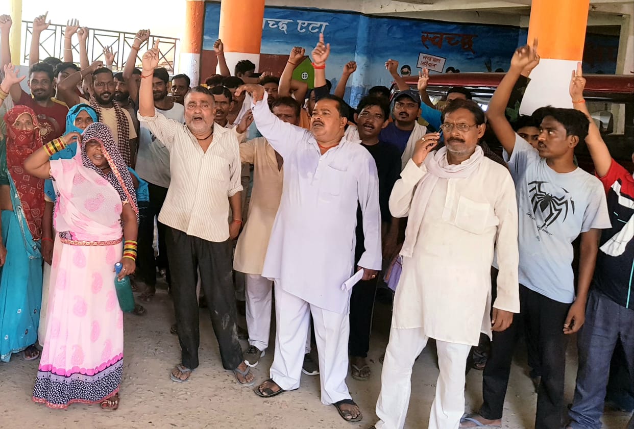 Employees demonstrated in the municipality, sloganeering