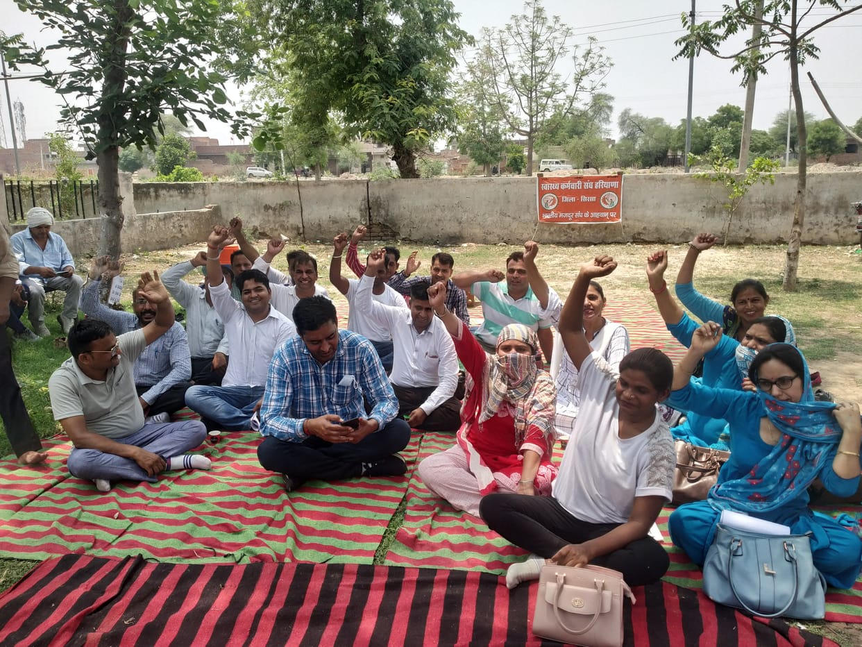 NHM workers divided into two factions, one went on strike, the other handed over the demand letter, gave an ultimatum for three days