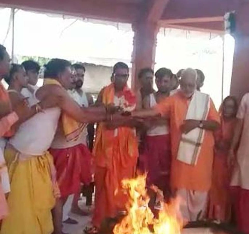 Ujjain News: The completion of the ongoing Maharudrabhishek ritual in the Mahakal temple, the collector sacrificed himself by cutting a pumpkin with a sword