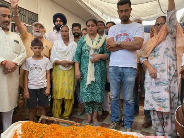 Randeep Hooda paid tribute to sarabjit singh sister Dalbir Kaur during her funeral