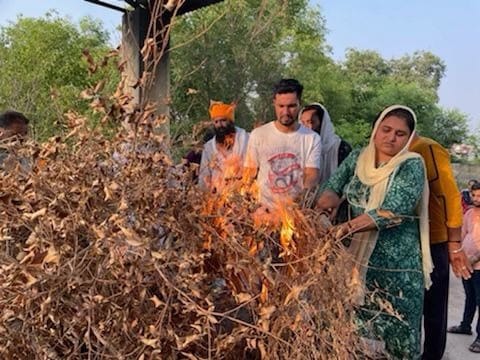 Randeep Hooda paid tribute to sarabjit singh sister Dalbir Kaur during her funeral