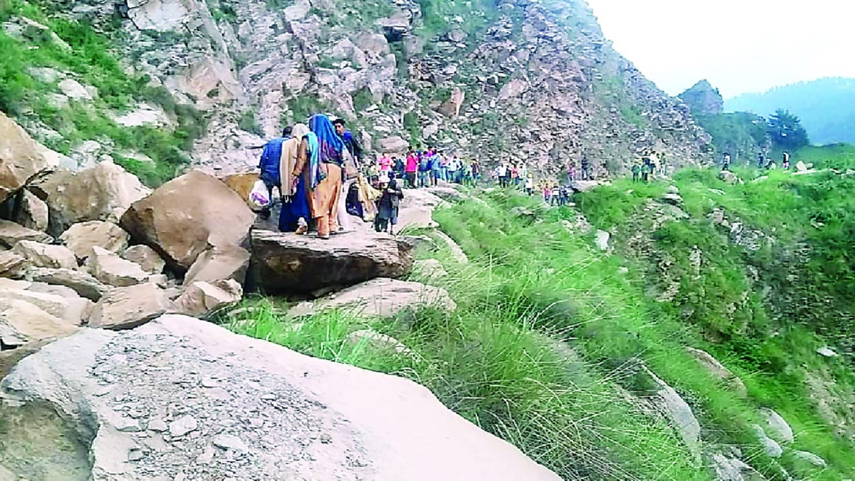 Mughal road closed due to landslide, security forces rescued 250 passengers safely