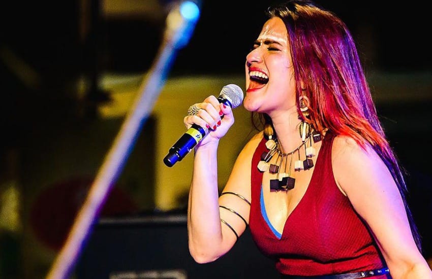 Sona Mohapatra get furious on Bollywood actors who are not fluent in Hindi called it a shame