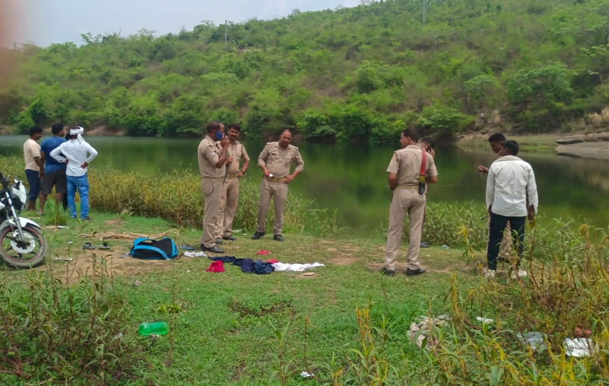 Sonebhadra News Three youths drowned while taking bath in Son Pump Canal one dead search for one continues