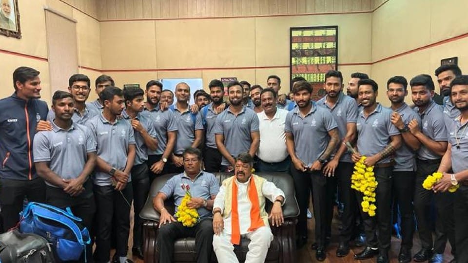 MP News: After creating history, the team of MP returned to Indore, received a warm welcome, worshiped after reaching Khajrana Ganesh temple, fireworks took place
