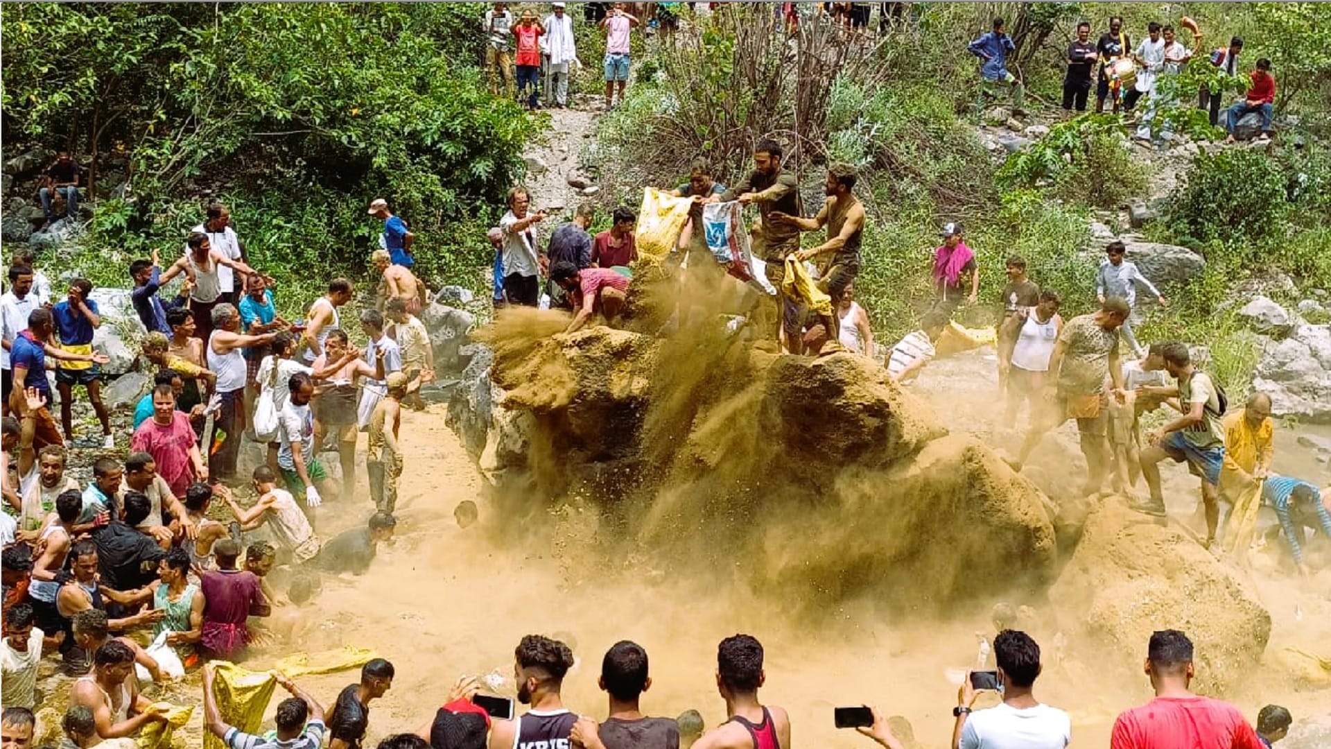 Maun Mela Mussoorie More than 20 thousand people jumped in river fishing