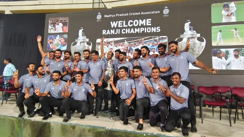 MP News: After creating history, the team of MP returned to Indore, received a warm welcome, worshiped after reaching Khajrana Ganesh temple, fireworks took place