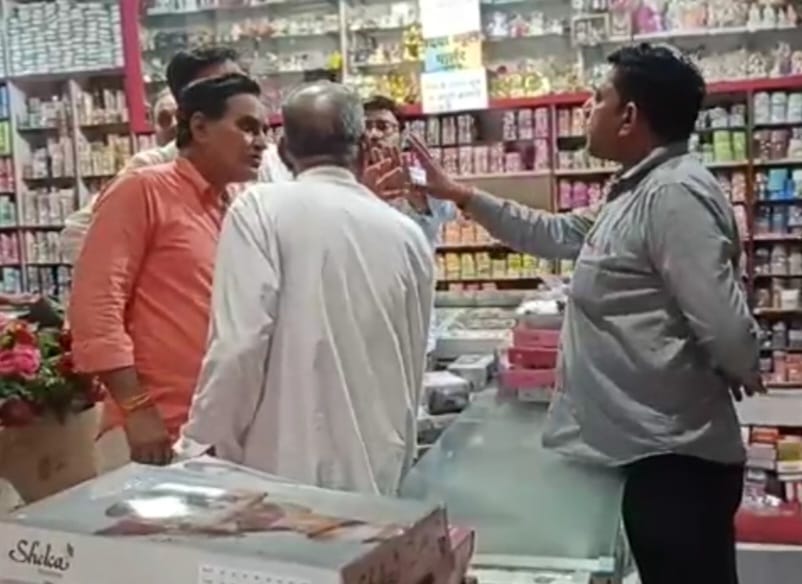 Scuffle between businessman and youth over transaction