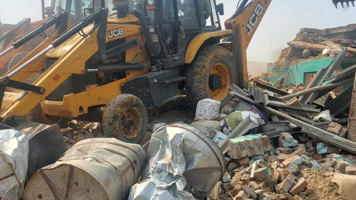 MP News: Bulldozer at the house of two accused who tried to rob the ballot box, action taken under the leadership of SDM