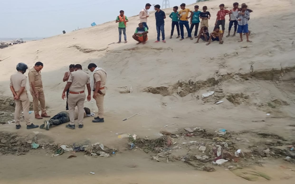Youth commited suicide by jumping from Samneghat bridge varanasi  police trying to identify