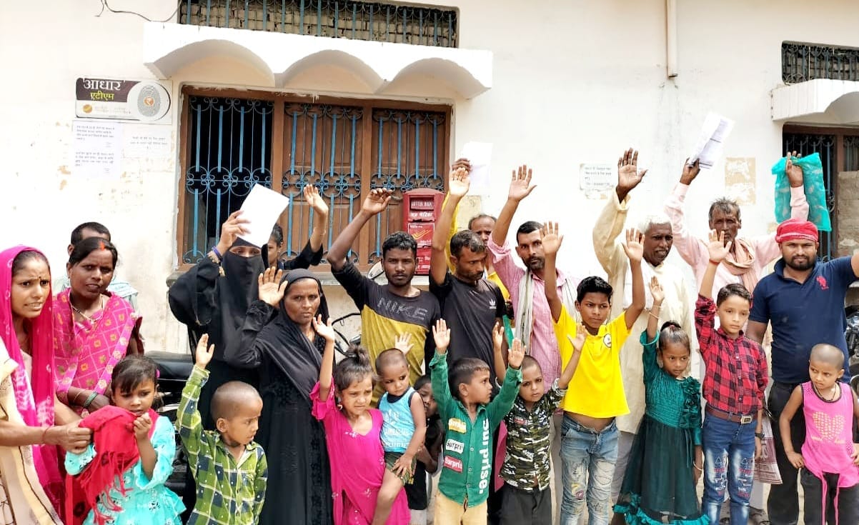 Angry villagers protest due to non making of Aadhar card in varanasi said how children will get benefits of schemes