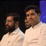 एकनाथ शिंदे सांसद बेटे श्रीकांत शिंदे के साथ।