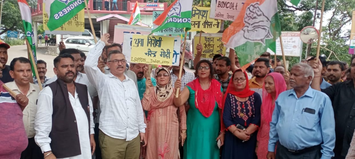 congress party strike against  agnipath  scheme of center govt. in nahan and ponta sahib