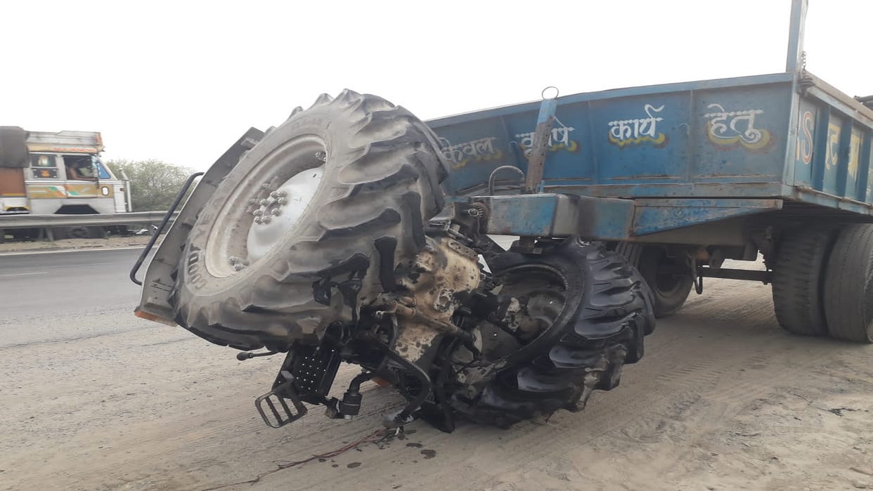 Accident in Varanasi: Truck and tractor collide while crossing the highway, driver dies on the spot