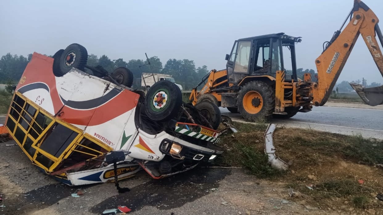 two died and 11 injured in an accident in lambhua sultanpur.