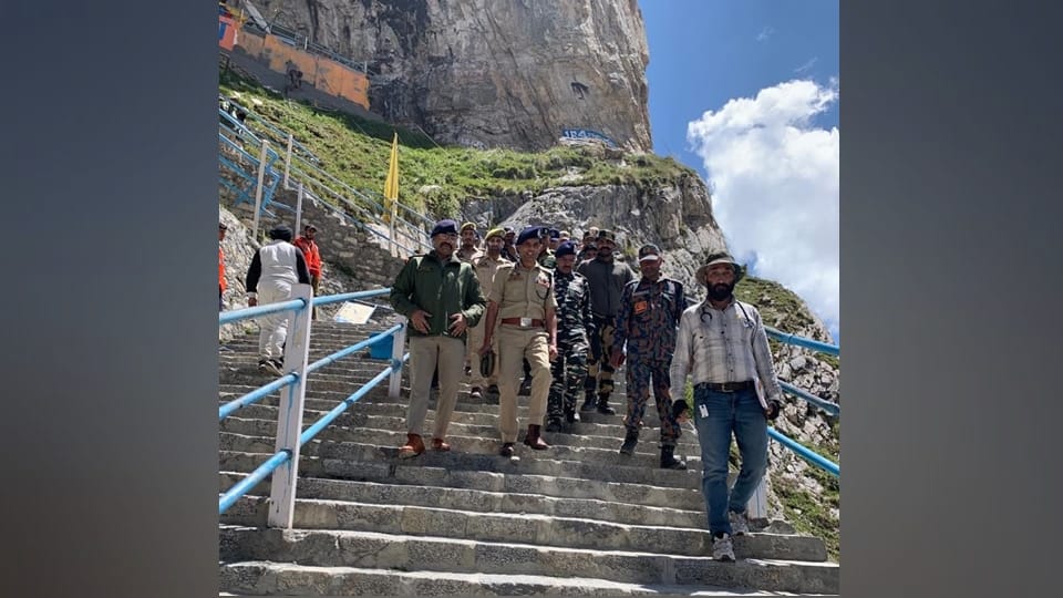 Amarnath Yatra 2022: IGP Kashmir vijay kumar visits holy cave of baba amarnath reviews security preparedness