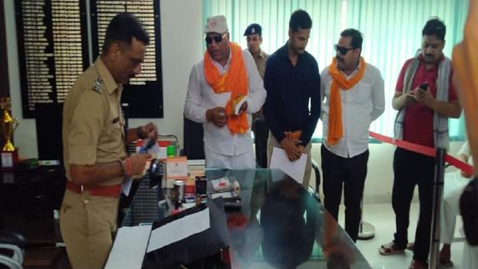 Bajrang Dal gave a memorandum to SP demanding action against writer Jasmeet Sahni in Shahjahanpur