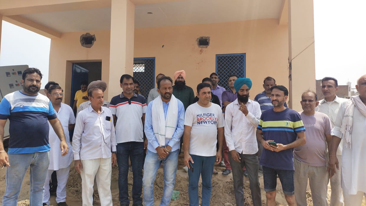 Shopkeepers demonstrated due to non-availability of drainage