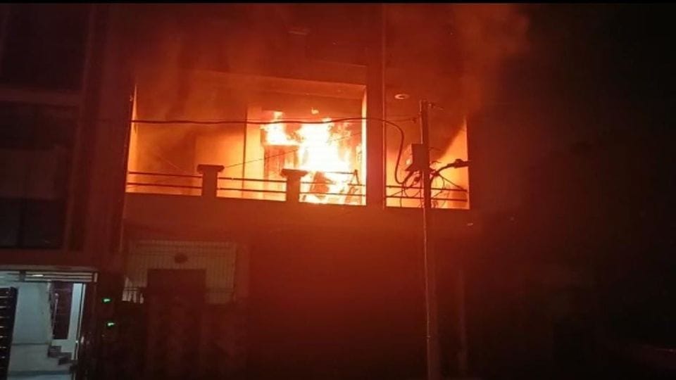 Massive fire broke out in closed house in Shastripuram in Agra