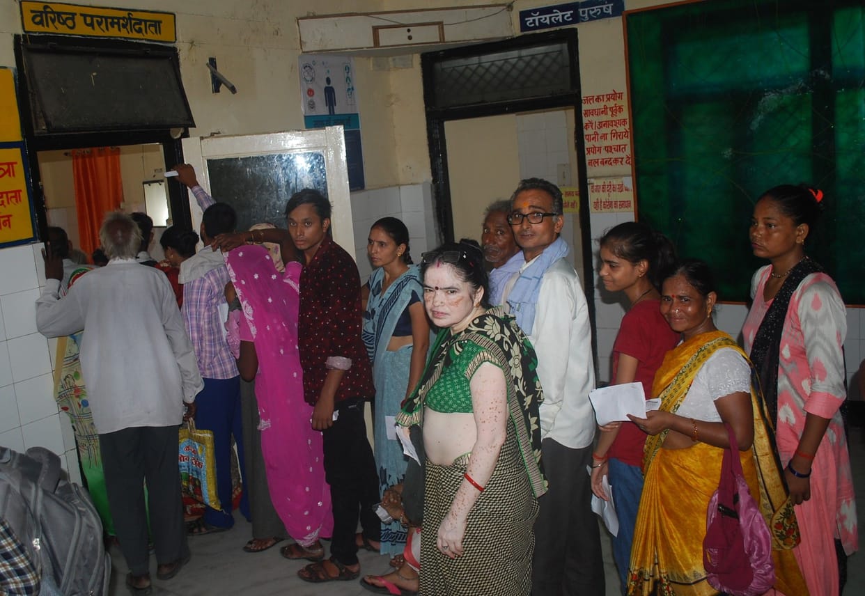 Hathras: Due to shortage of doctors, there is a fight in the district hospital