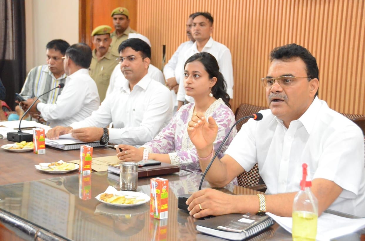 Bring the benefits of government schemes to the students: DM