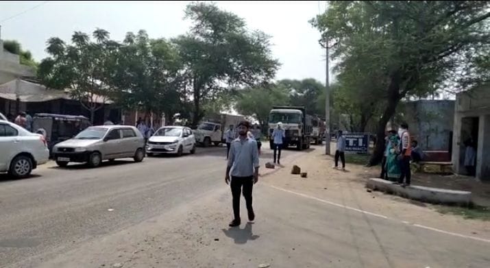 ITI students upset due to lack of teachers did road jam