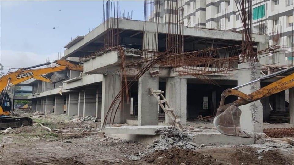 Indore News: A six-storey building was being built illegally, the removal team of the Municipal Corporation broke the construction with JCB
