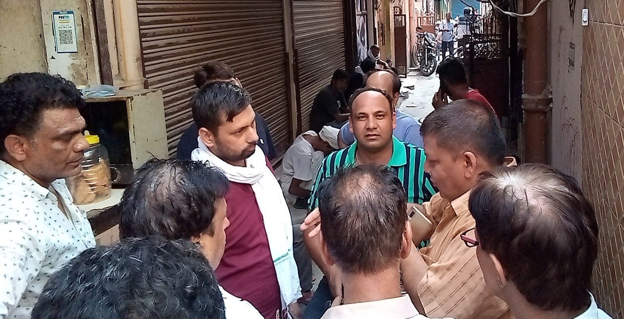 Shopkeepers protested against the electricity workers who went to change the meter in the raw quarter market