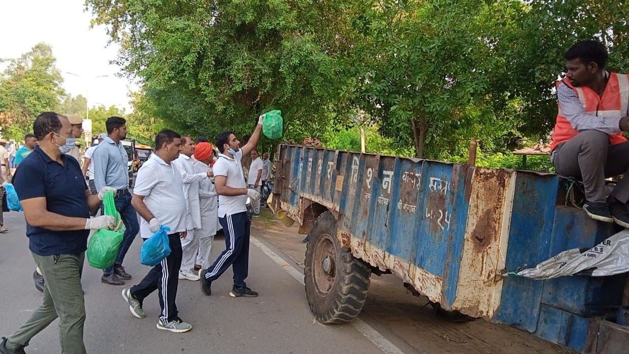 Encouragement of cleaning workers, Deputy Commissioner engaged in cleaning together