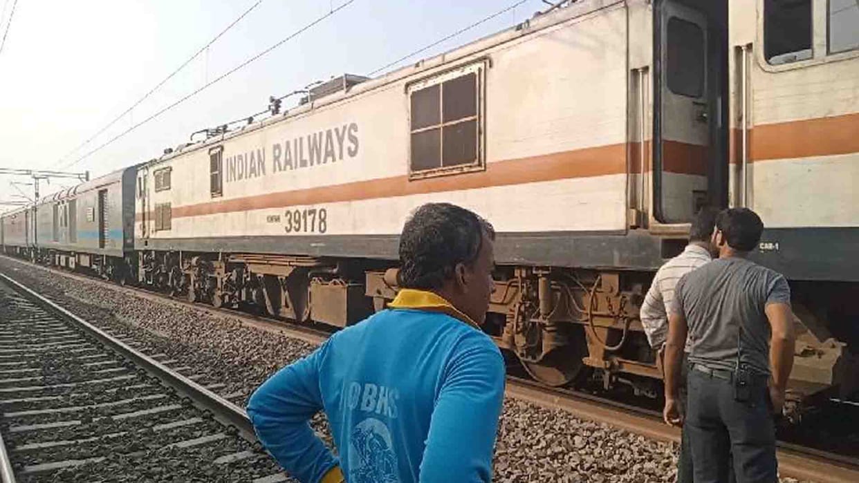 Auraiya: Rajdhani Express stood for an hour due to engine failure